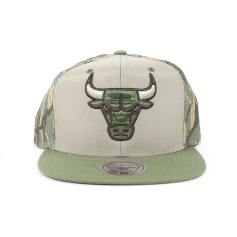 Chicago Bulls Mitchell & Ness Strapback hat (Camo Trucker) One Size