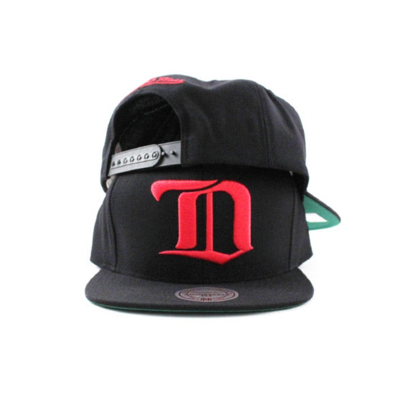 Detroit Red Wings Mitchell and Ness D logo Snapback Hats (Black Green Under Brim) One Size